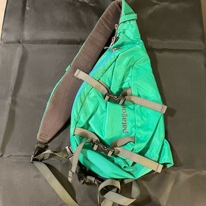 Patagonia Atom Sling Bag - Kelly Green